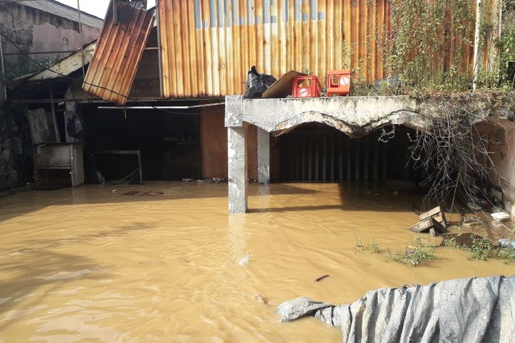 Banjir merendam sebuah bangunan di Jalan Raya Kalibata, Cililitan, Jumat (26/4/2019).