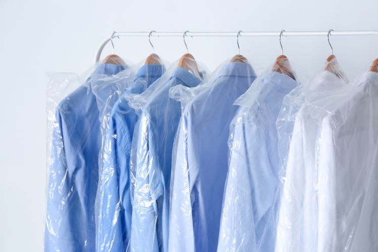Ilustrasi pakaian, ilustrasi menyimpan pakaian dengan plastik laundry.