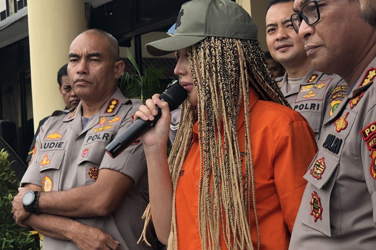Lucinta Luna saat dalam jumpa pers di Polres Jakarta Barat, Kamis (13/2/2020). 