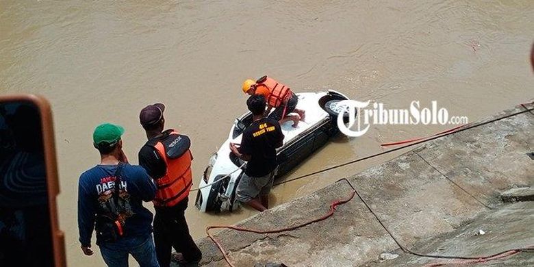 Petugas penyelamat berusaha mengangkat Honda Brio yang terjun ke Kali Anyar di Kelurahan/Kecamatan Jebres, Solo, Rabu (15/3/2023). Mobil yang dikemudikan Sri Lestari tersebut tercebur karena sopirnya keliru menginjak pedal gas daripada rem.