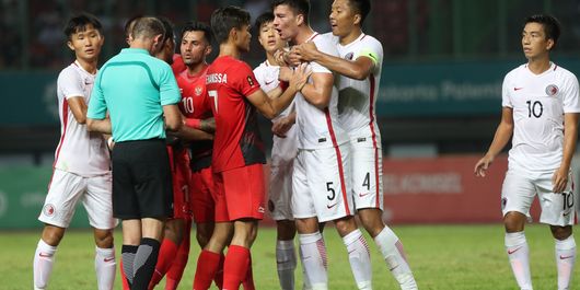 Pesepak bola Hongkong Lilly Nunez Vasudeva Das (tiga kanan) memprotes keputusan wasit karena merasa ada pemain Indonesia yang menyikut dia pada penyisihan Grup A cabang Sepak Bola Asian Games 2018 yang berlangsung di Stadion Patriot Bekasi Jawa Barat,Senin (20/8/2018). 