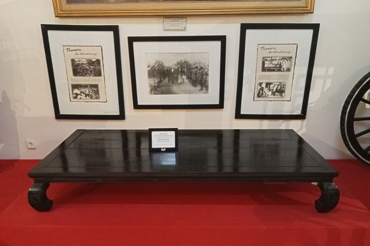 Meja yang digunakan untuk meletakkan jenazah MH Thamrin, salah satu koleksi di Museum MH Thamrin.