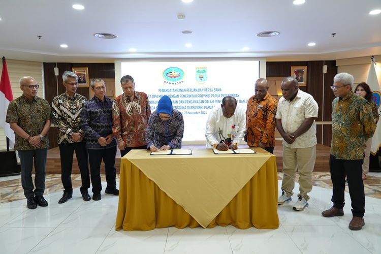 BPH Migas dan Pemprov Papua Pegunungan menandatangani perjanjian kerja sama terkait pengendalian, pembinaan, dan pengawasan penyaluran BBM subsidi, Jumat (29/11/2024).