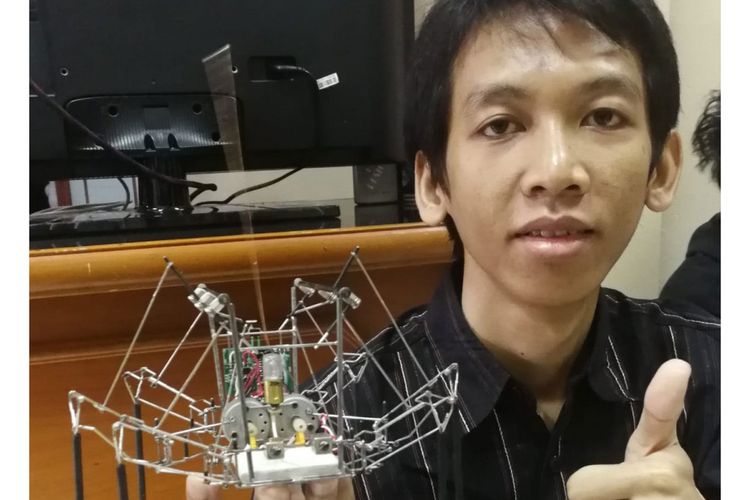 Ahmad Sobandi, penyandang disabilitas asal Purwakarta, mampu menciptakan robot laba-laba dari barang bekas.