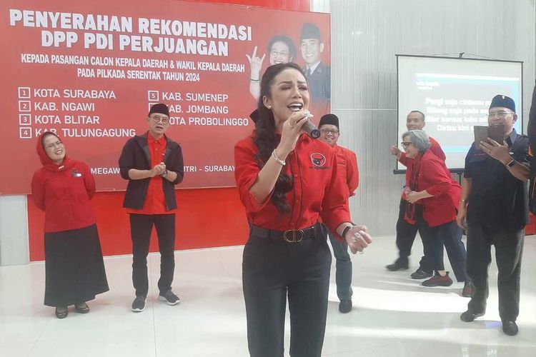 Krisdayanti menyanyikan lagu menghitung hari usai terima surat tugas di kantor DPD PDI-P Jatim, Selasa (30/7/2024).