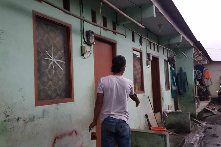 TKP pria berinisial R menganiaya tetangganya dengan menyulut api ke tubuh korban di Jalan Bangun Nusa Gang Mushola RT 003 RW 003, Kel. Cengkareng Timur, Kecamatan Cengkareng, Jakarta Barat, pada Senin (22/3/2021).