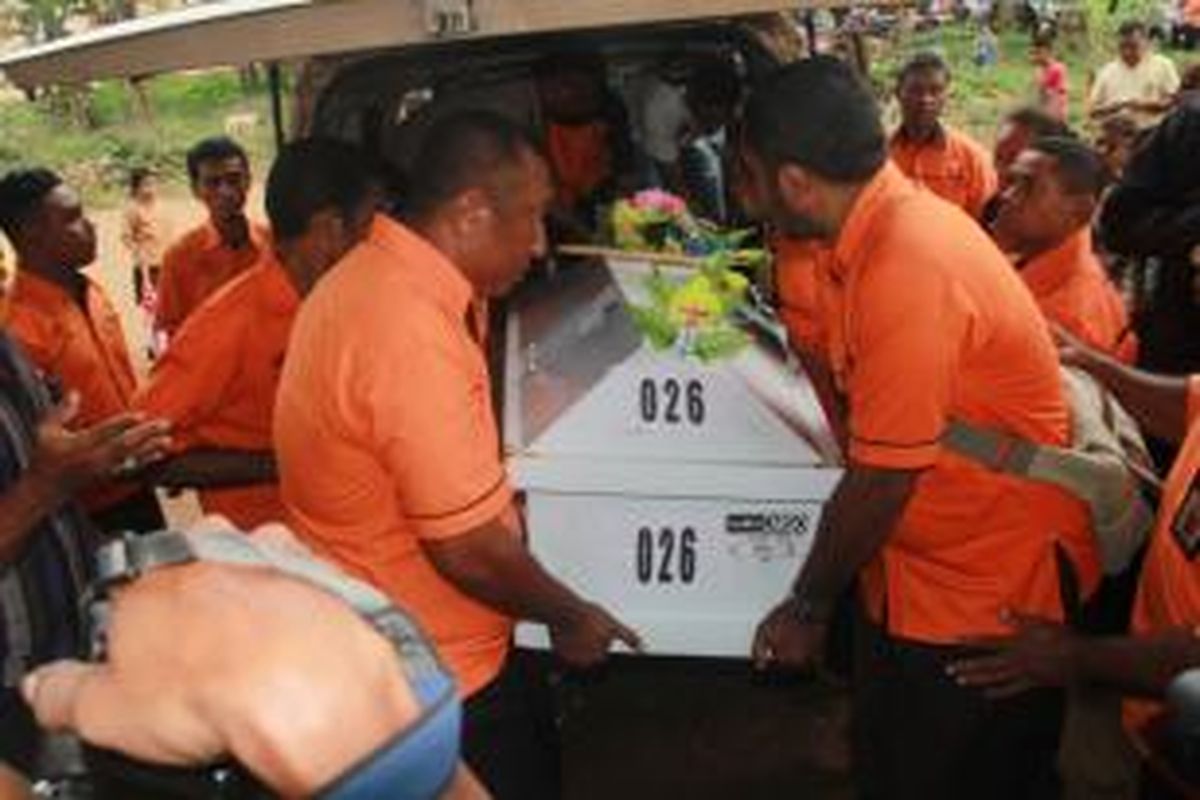 Suasana haru tampak terasa di rumah duka, almarhum Agustinus Lukas Luanmase di kawasan Kudamati AMbon, Sabtu (22/8/2015). tampak sejumlah anaknya tak kuasa menahan sedih dan memeluk petih jenazah sang ayah