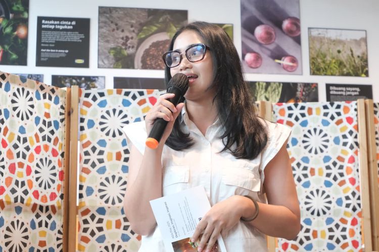 Interior Design Leader IKEA Indonesia, Alfinda Kristiana Rahardyana, dalam konferensi pers IKEA Play: Eksplorasi, Imajinasi, Inspirasi? di IKEA Jakarta Garden City, Jakarta Timur, Kamis (6/11/2025).