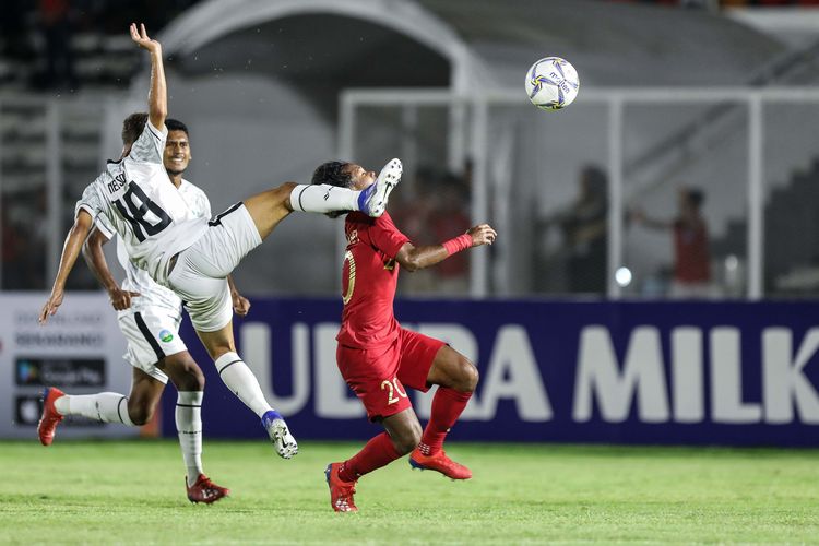 Pemain timnas Indonesia U-19, Bagus Alfikri beraksi saat melawan timnas Timor Leste U-19 pada laga babak kualifikasi grup K Piala Asia U-19 2020 di Stadion Madya Gelora Bung Karno, Senayan, Jakarta, Rabu (6/11/2019). Pertandingan timnas U-19 Indonesia vs Timor Leste berakhir dengan skor 3-1.