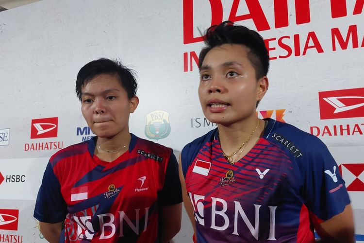 Ganda putri Indonesia, Apriyani Rahayu/Siti Fadia Silva Ramadhanti, saat menjalani sesi wawancara usai kekalahan di perempat final Indonesia Masters 2023 di Istora Senayan, Jakarta, Jumat (27/1/2023). 