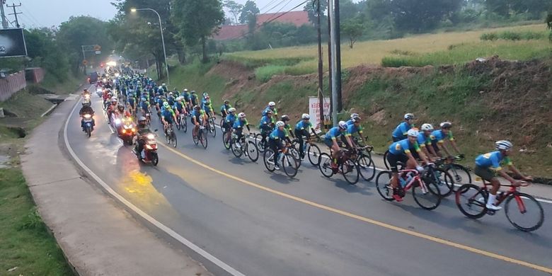 Sejumlah peserta Cycling de Jabar 2024 melintasi jalan Raya Cirebon - Kuningan pada Sabtu (25/5/2024) siang. Mereka akan menempuh jarak sepanjang 213 Kilometer dengan titik akhir Pangandaran.