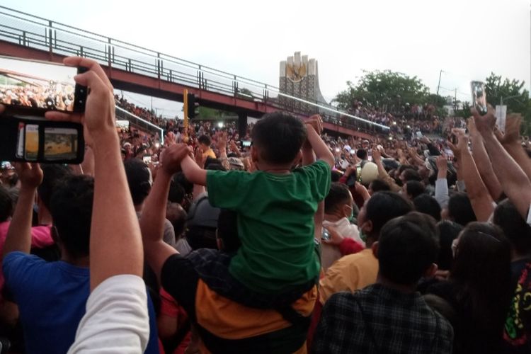 Foto: Ribuan warga Ende, NTT antusias sambut kedatangan Jokowi pada Selasa (31/5/2022).