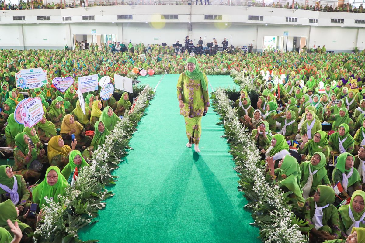 Gubernur Jawa Timur yang juga Ketua Umum Muslimat NU Khofifah Indar Parawansa di hadapan ribuan Muslimat NU saat peringatan Hari Ibu 2023 di Gedung Jatim Expo Surabaya, Jawa Timur, Kamis (7/12/2023)