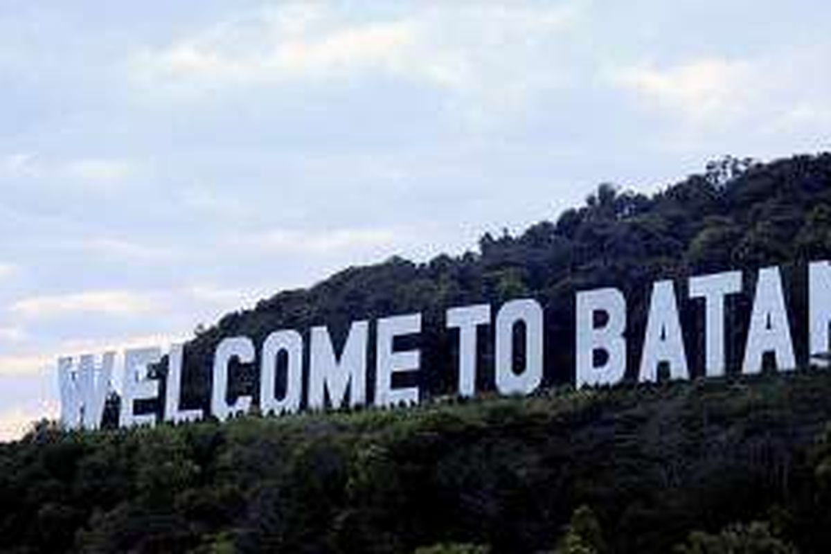Tulisan 'Welcome to Batam' di perbukitan menyambut wisatawan yang datang ke Kota Batam dan sekitarnya.