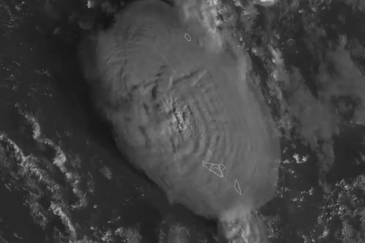 Citra gelombang yang tertangkap satelit dari Administrasi Kelautan dan Atmosfer Nasional (NOAA) AS setelah letusan Tonga.