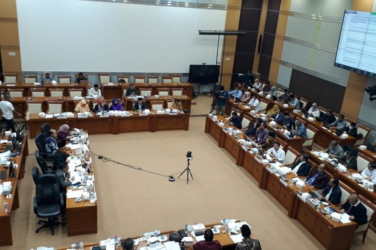 Situasi rapat Panitia Kerja (Panja) Komisi VIII DPR RI bersama Kementerian Agama (Kemenag) dan stakeholder terkait termasuk maskapai Garuda Indonesia membahas komponen Biaya Penyelenggaraan Ibadah Haji (BPIH) tahun 2023 di Kompleks Parlemen, Senayan, Jakarta, Selasa (14/2/2023).