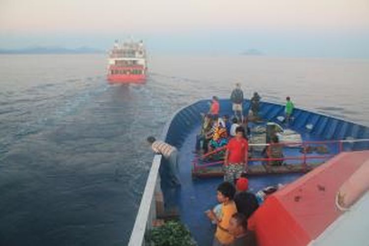 KM Marina Bay menarik KM Venecian yang mengalami mati mesin saat sedang berlayar dari Manado ke pulau Siau, Sulawesi Utara.