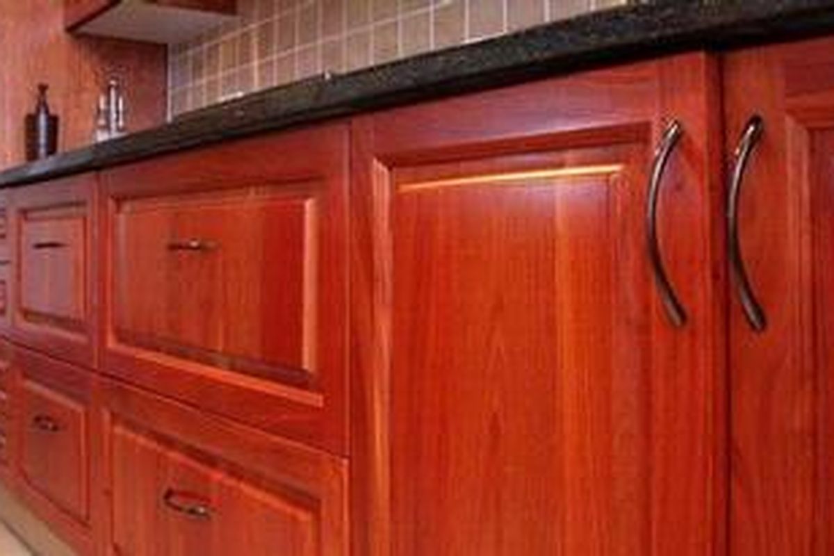 Kabinet dapur lama ini bisa tampil menawan hanya dengan cara pengecatan ulang kabinet serta mengganti handle atau pegangan pintunya. 