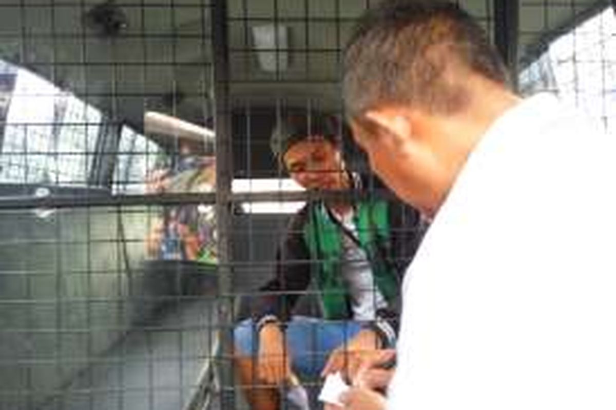Seorang calo penumpang bernama Parjo (27) di Terminal Kampung Rambutan, Jakarta Timur yang didapati didalam urinenya mengandung zat psikotropika. Foto ini diambil pada Kamis (19/5/2016).