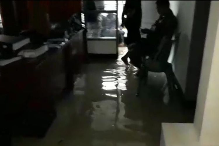 Hujan deras menyebabkan kantor Bawaslu Jember banjir pada Selasa (6/12/2022)
