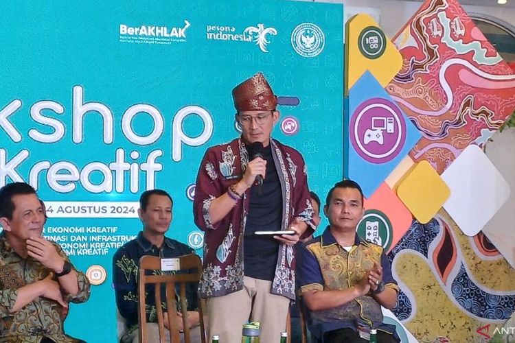 Menparekraf RI Sandiaga Uno mengenakan outer batik gonggong dan tanjak saat menghadiri Workshop Kata Kreatif di Kota Tanjungpinang, Provinsi Kepulauan Riau (Kepri), Minggu (4/8/2024). 