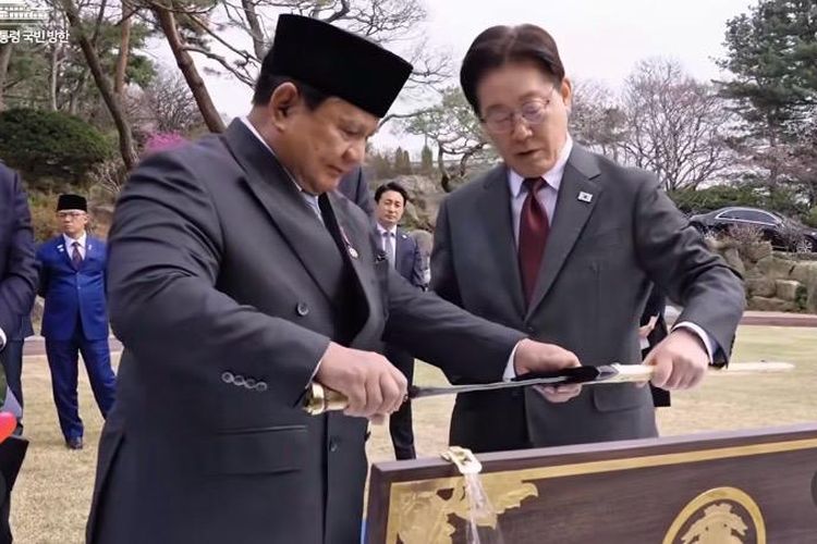 Momen Hangat Prabowo Hadiahkan Keris Bali dan Koin Tradisi ke Presiden Korsel