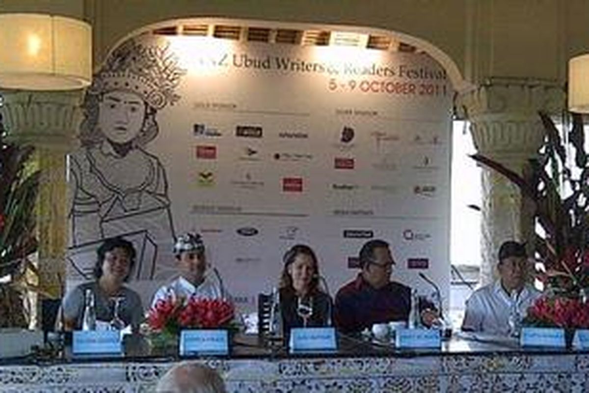 Keterangan pers Ubud Writers and Readers Festival 2011 di Ubud, Bali, Rabu (5/10/2011). UWRF tahun ini mengusung tema 'Nandurin Karang Awak: Cultivating The Land Within'.