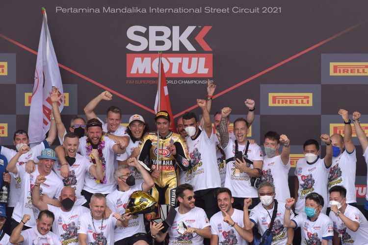 Pebalap tim Pata Yamaha With Brixx WorldSBK Toprak Razgatlioglu berfoto bersama ofisal tim seusai balapan pertama (race 1) WSBK seri Indonesia 2021 di Pertamina Mandalika International Street Circuit, Lombok Tengah, Nusa Tenggara Barat (NTB), Minggu (21/11/2021). Toprak Razgatlioglu berhasil menjadi juara dunia WSBK 2021.