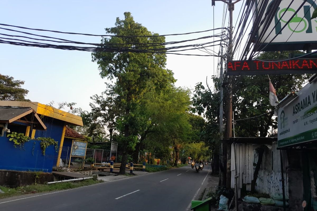 Penampakan kabel menjuntai di Cengkareng yang celakai pengendara motor