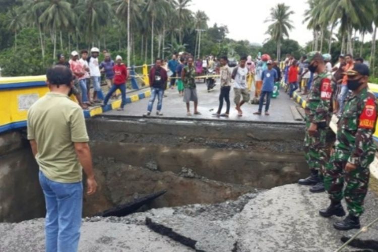 Sebuah jembatan penghubung antardesa dan kecamatan di Tehoru, Kabupaten Maluku Tengah rusak parah diterjang banjir, Minggu (21/6/2020). Tercatat ada empat jembatan di wilayah itu yang mengalami kerusakan parah akibag banjir