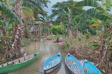 Banyak TPS Terkena Banjir di Kota Jambi, Warga Pergi Coblos Pakai Perahu