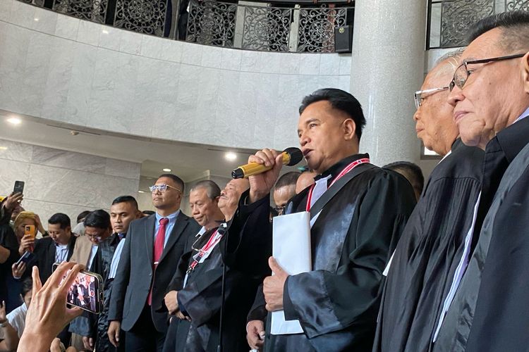 Ketua Tim Pembela Prabowo-Gibran Yusril Ihza Mahendra menyampaikan tanggapannya usai sidang putusan PHPU di Gedung MK, Jakarta Pusat, Senin (24/4/2024). 