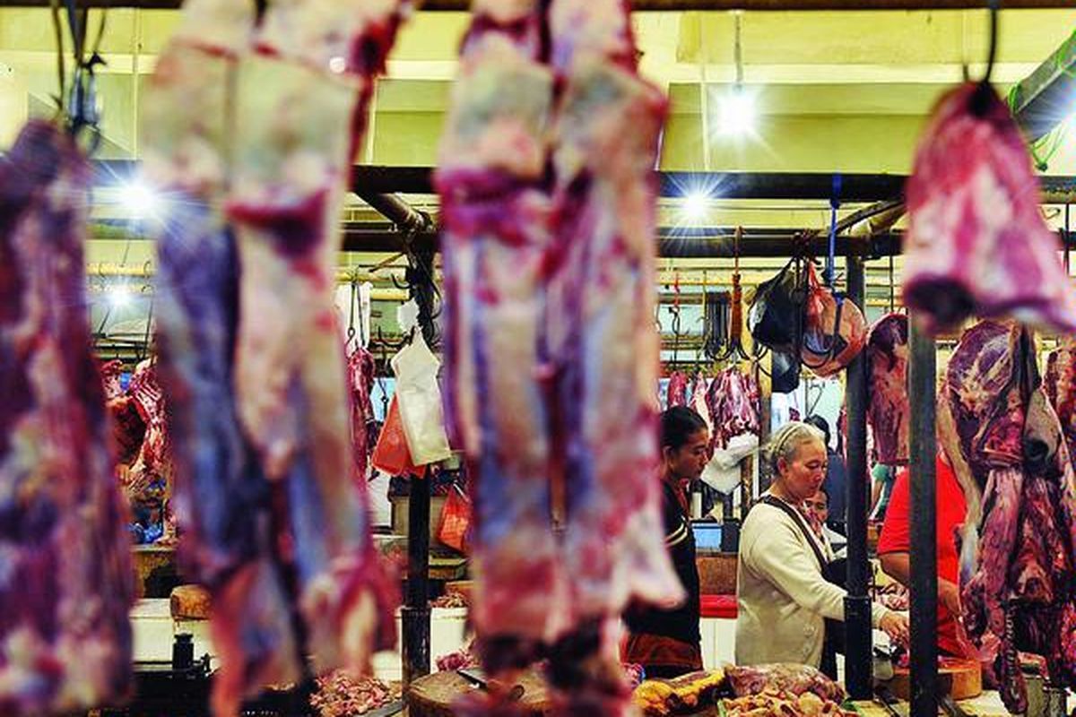 Warga memilih daging sapi yang dijual pedagang di Pasar Kebayoran Lama, Jakarta, Minggu (12/8). Harga daging sapi di pasar itu Rp 80.000 per kilogram. Sejumlah pedagang mengungkapkan, Senin  ini, harga daging sapi naik Rp 5.000 per kilogram.