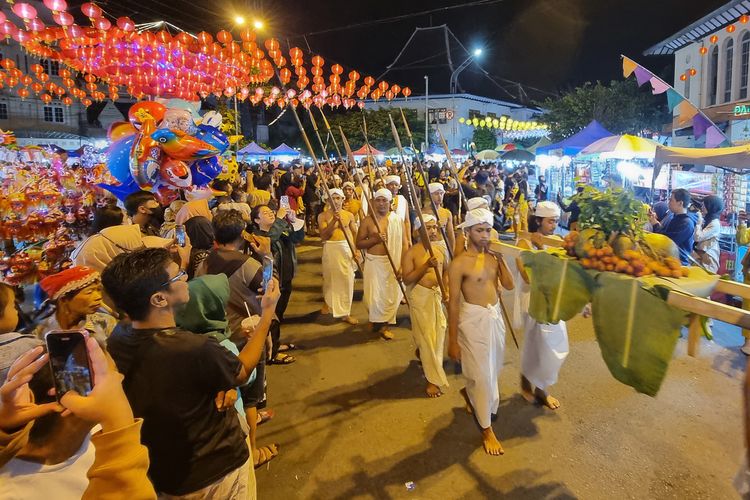 Kirab Umbul Mantram saat melewati kawasan lampion Pasar Gede.