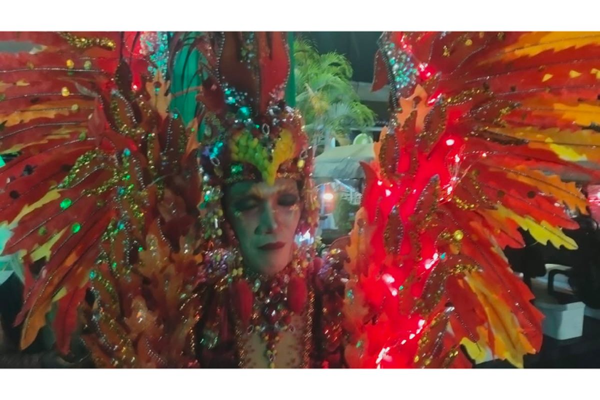 Peserta Semarang Night Carnival (SNC) 2026 asal Bondowoso, Jawa Timur, Heri Pari, tetap menuntaskan penampilannya meski sempat basah kuyup diguyur hujan