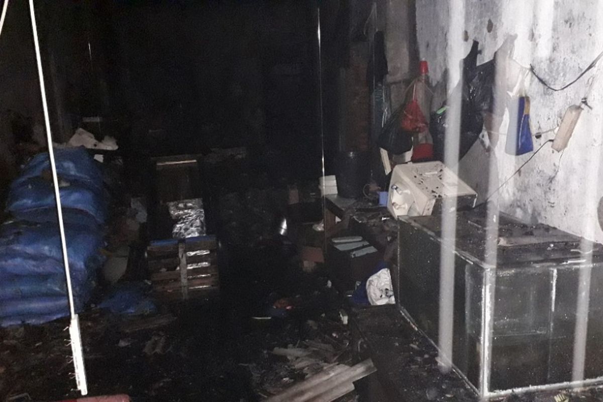 Bagian dalam gudang penyimpanan garam di Rawabebek yang hangus terbakar, Jumat (30/11/2018).