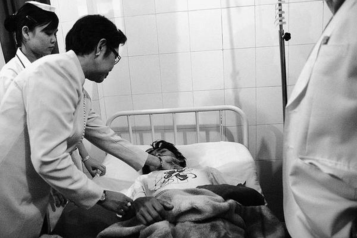 Menteri Kesehatan Endang Rahayu menjenguk pengungsi korban letusan Gunung Sinabung yang dirawat di Rumah Sakit Umum Daerah Kabanjahe, Kabupaten Karo, Sumatera Utara, Jumat (3/9). Lingkungan pengungsian yang kurang bersih serta buruknya sanitasi menjadi pemicu utama munculnya berbagai penyakit.