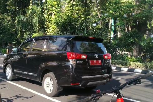 Mobil Pelat Merah Milik Pejabat Pemkot Surabaya Terobos CFD, Nyaris Tabrak Anak-anak