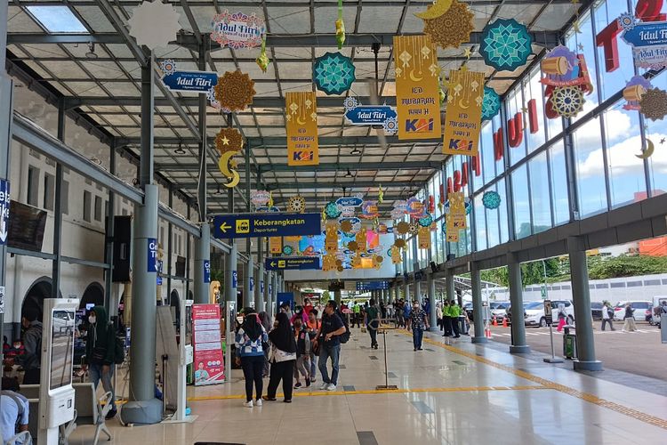 Pantauan langsung di Stasiun Pasar Senen, Jakarta Pusat. Sudah banyak pemudik yang berangkat lebih dulu hari ini, Rabu (12/4/2023).