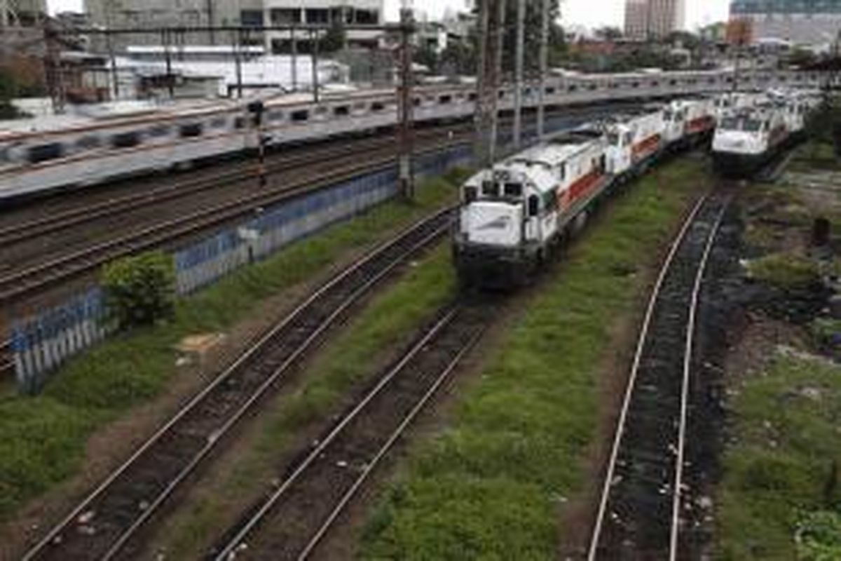 Kereta api melintas meninggalkan Stasiun Jatinegara, Jakarta Timur, Jumat (29/3/2013). Pemerintah memutuskan menunda penghapusan KRL ekonomi.
