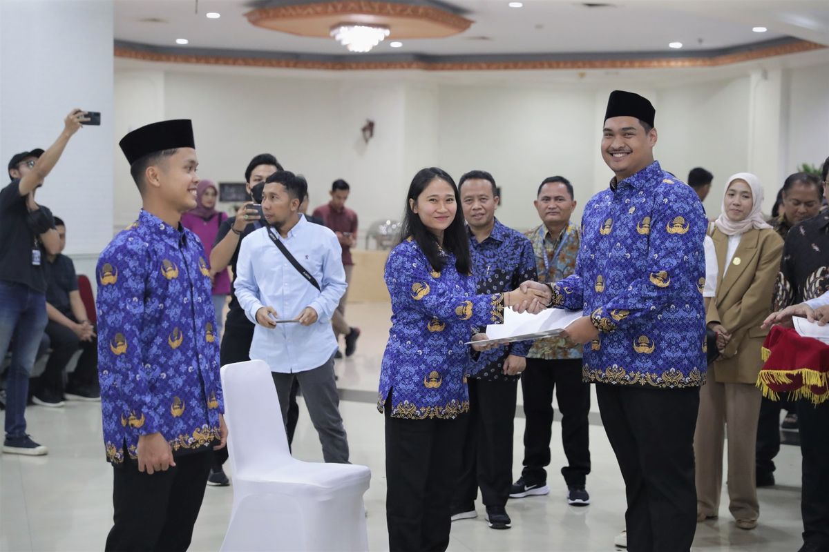 Atlet bulu tangkis Anthony Sinisuka Ginting dan Felda Elvira Santoso dari cabor wushu saat dilantik menjadi PNS Kemenpora oleh Menpora Dito Ariotedjo, Rabu (5/7/2023) [Dok. Kemenpora]