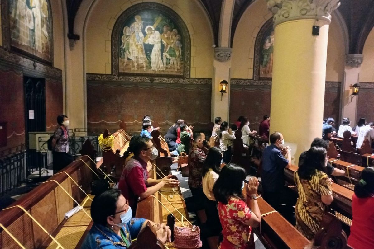 Sejumlah warga mengikuti ibadah misa malam Natal 2021 secara terbatas di Gereja Katedral, Jakarta Pusat, Jumat (24/12/2021).