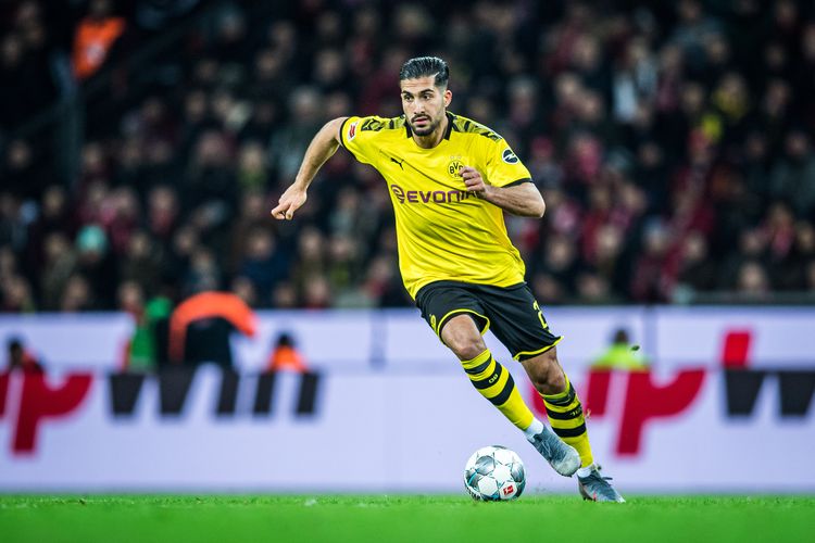 Gelandang Borussia Dortmund, Emre Can, beraksi dalam laga melawan Bayer Leverkusen pada 8 Februari 2020 dalam lanjutan Bundesliga. Emre Can mencetak satu gol meski Dortmund kalah 3-4.