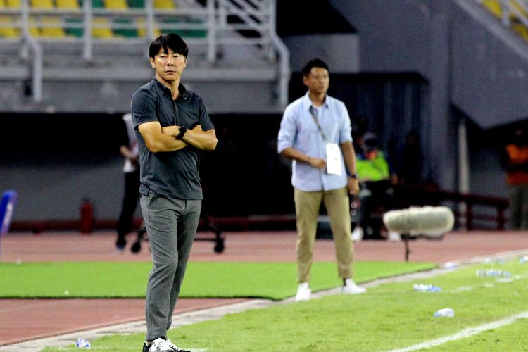 Pelatih Timnas Indonesia Shin Tae-yong memperhatikan permainan pemain dari pinggir lapangan saat pertandingan Kualifikasi Piala Asia U20 2023 melawan Hong Kong yang berakhir dengen skor 5-1 di Stadion Gelora Bung Tomo Surabaya, Jumat (16/9/2022) malam. Terdekat, Shin Tae-yong bakal mendampingi timnas Indonesia untuk berlaga di Piala AFF 2022. 