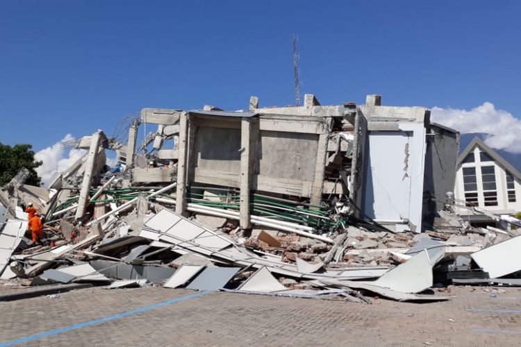 Hotel Roa Roa di kawasan Maesa di Kelurahan Lolu Timur, Kota Palu, luluh lantak dihantam rangkaian gempa yang melanda Sulawesi Tengah. Puluhan tamu belum diketahui nasibnya.