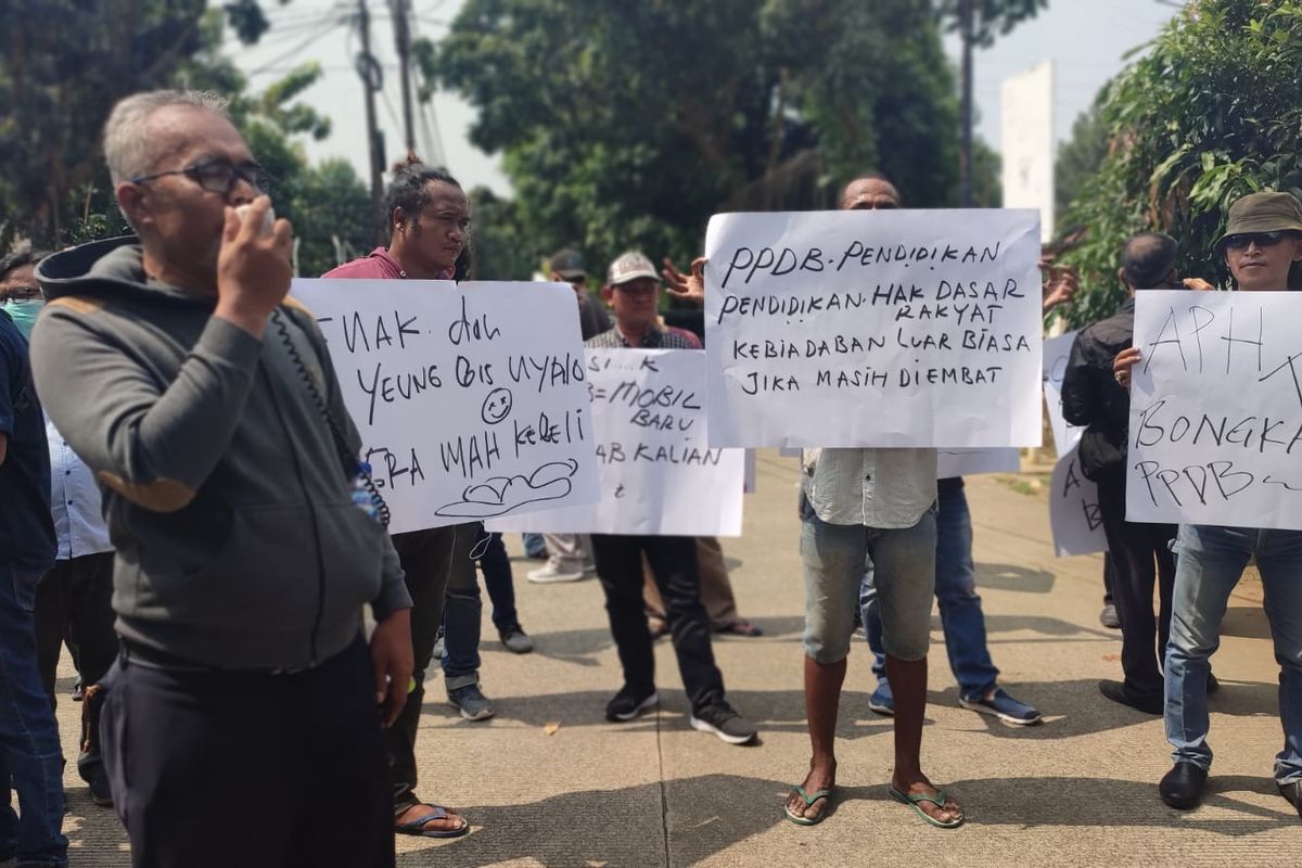 Terkait PPDB, Kepala KCD Kota Tangerang: Sekarang Daftarnya Mudah Tapi Lulusnya Sulit. Hal Itu Ia Sampaikan usai Menerima Massa Aksi Demo di Kantornya, Kamis (21/7/2022)