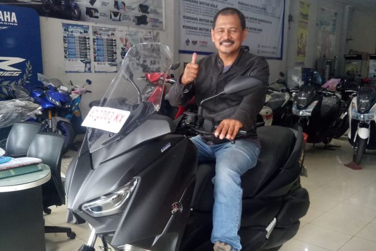 Siswanto, pedagang bumbon di Pasar Sragen, Jawa Tengah membeli Yamaha Max secara tunai menggunakan uang pecahan.