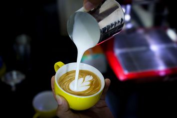 Tren Minum Kopi Meningkat, KemenKopUKM Latih Barista di 10 Wilayah