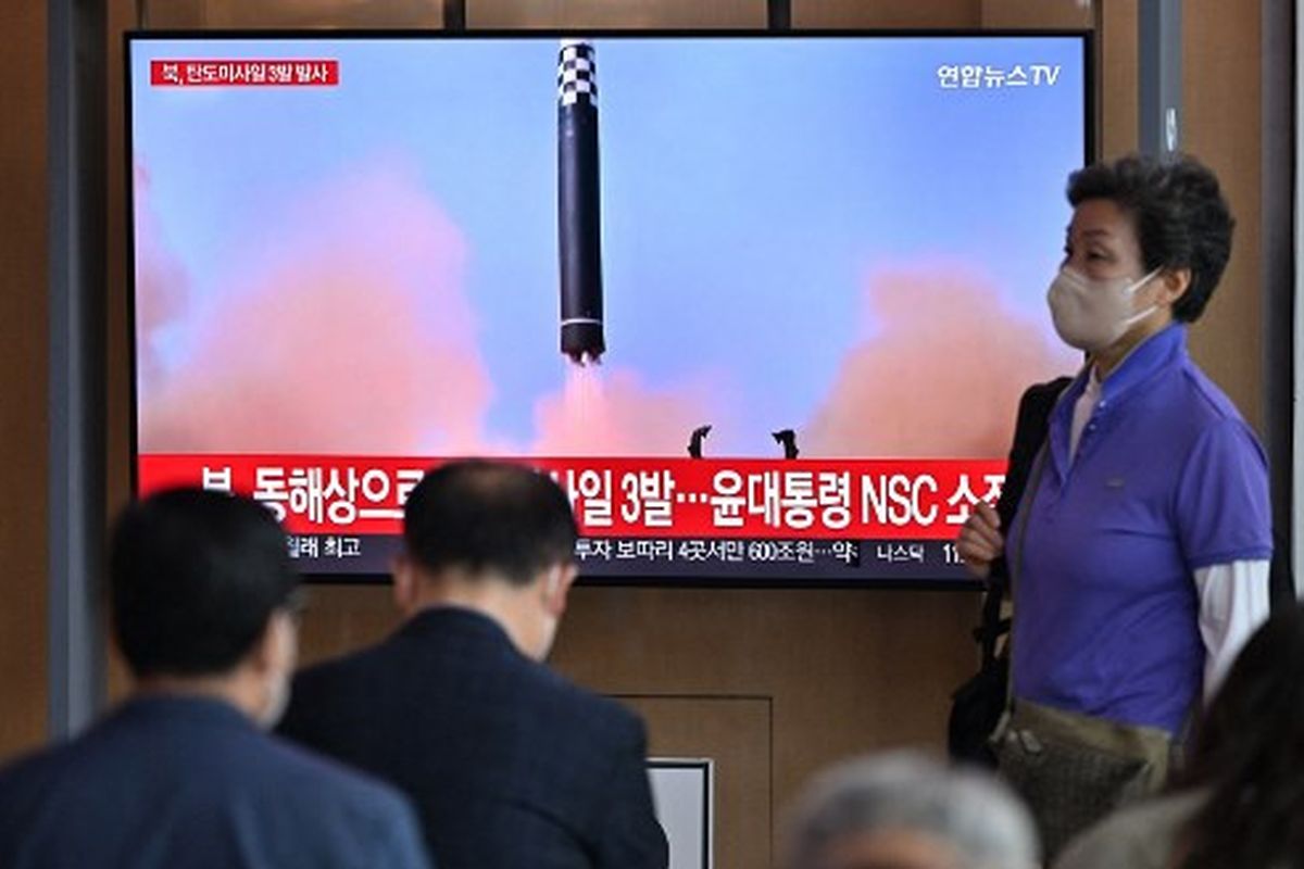 Orang-orang menonton layar televisi yang menayangkan siaran berita dengan rekaman file uji coba rudal Korea Utara, di sebuah stasiun kereta api di Seoul pada 25 Mei 2022, setelah Korea Utara menembakkan tiga rudal balistik ke arah Laut Jepang menurut militer Korea Selatan. Baru-baru ini Korea Selatan melaporkan Korea Utara melakukan tembakkan rudal balistik lagi setelah kapal induk AS tiba di perairan Seoul.