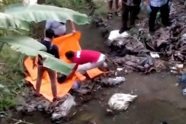Proses evakuasi mayat bayi yang ditemukan di pinggir sungai Desa Wangunrejo, Kecamatan Margorejo, Pati, pada Selasa (2/5/2023). Diduga mayat bayi itu adalah Naura, bayi berusia 3 bulan yang dilaporkan hilang sehari sebelumnya.